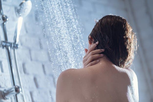 mujer tomando un baño
