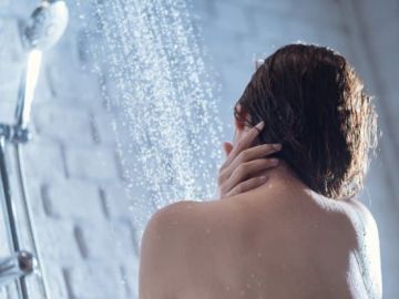 mujer tomando un baño