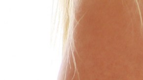 mujer con pantalones grandes