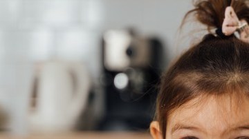 niña comiendo en un tazón negro
