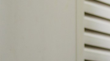 niño con papel higiénico en la mano