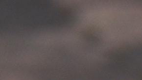 mujer atando sus cordones