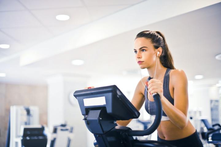 Elige la mejor máquina para entrenar desde casa sin gastar mucho dinero. Foto de Pexels