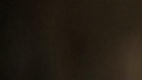 Mujer a punto de retirar vello de bigote femenino