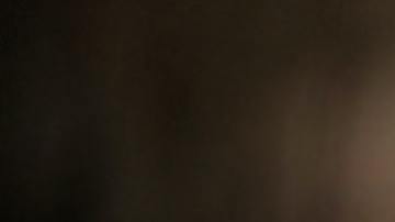 Mujer a punto de retirar vello de bigote femenino