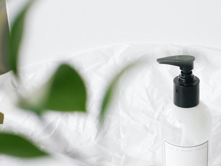 tarro de crema corporal con dispensador