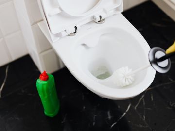 Retira todo el sucio acumulado de tu toilet con estos 5 productos. Foto de Pexels