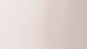 mujer aplicándose crema