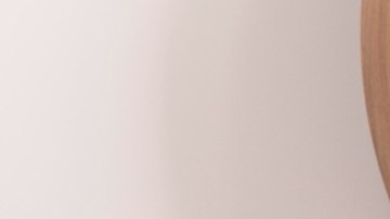 mujer aplicándose crema