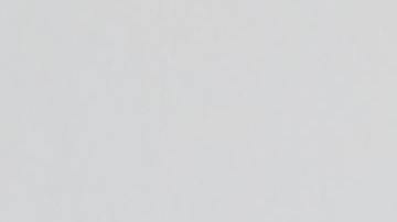 mujer desinfectando el hogar