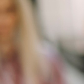 mujer tiñendo las raíces de su cabello