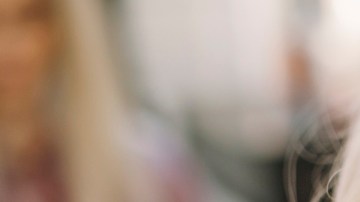 mujer tiñendo las raíces de su cabello