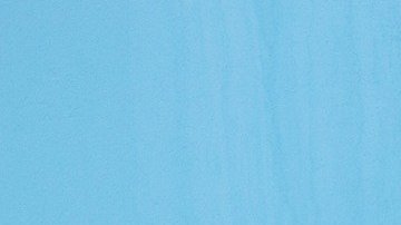 chica recargada contra la pared en invierno