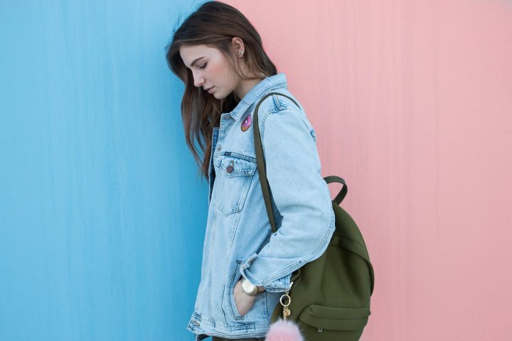 chica recargada contra la pared en invierno