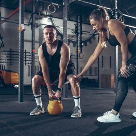 hombre y mujer haciendo ejercicio
