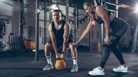 hombre y mujer haciendo ejercicio