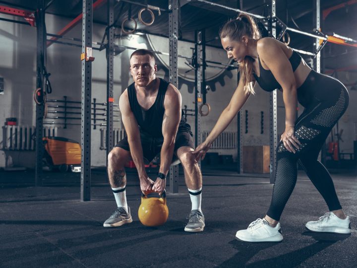 hombre y mujer haciendo ejercicio