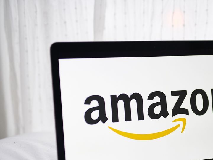 computadora con el logo de amazon