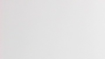 mujer sonriente con suplementos en mano