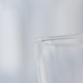 cápsulas amarillas sobre la mesa