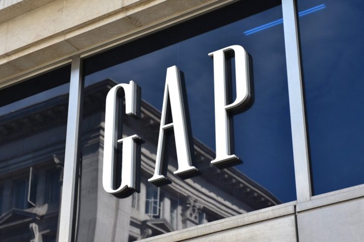 fachada de tienda gap
