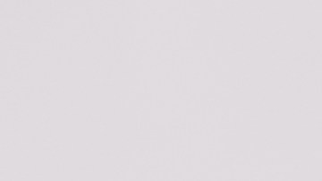 Mujer limpiando su rostro con tónico