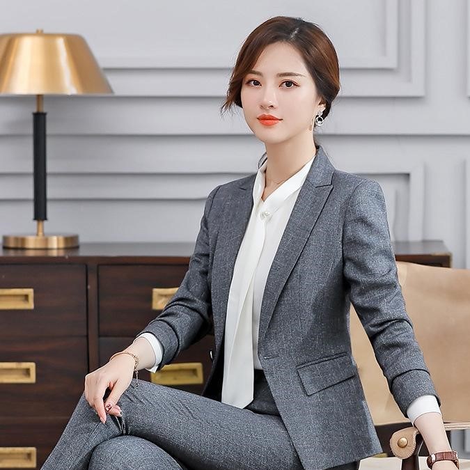 mujer sentada con traje formal