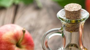 vinagre de manzana en una botella