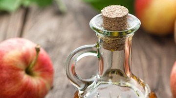 vinagre de manzana en una botella