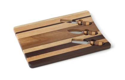 cuchillos y tabla de madera para quesos
