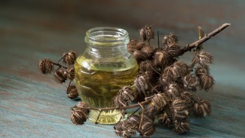 aceite de ricino en frasco de vidrio