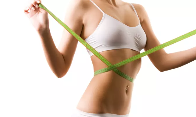 mujer con cinta metrica alrededor de su cintura