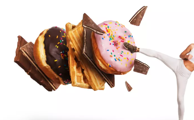 mujer pateando dulces