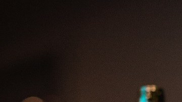 botella y copa de vino tinto sobre la mesa