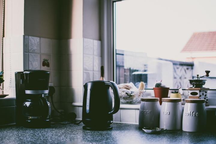 Cocina con cafeteras negras