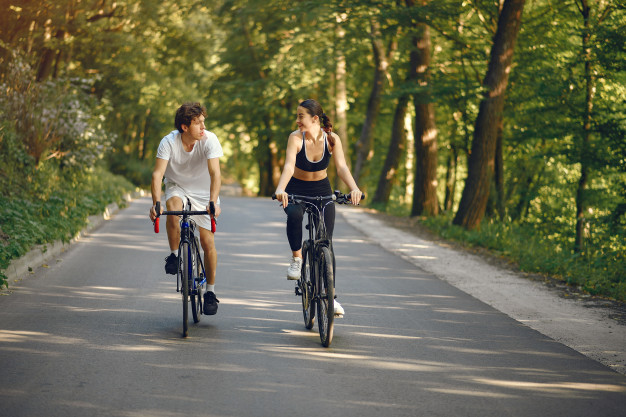 dos ciclistas en el parque