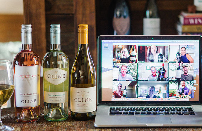 botellas de vino y computadora