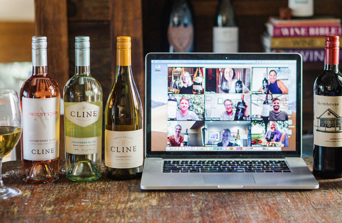 botellas de vino y computadora