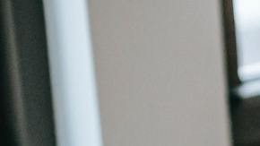 hombre dando clases por videollamada