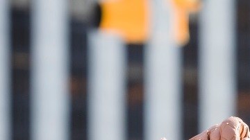 mujer feliz con compras