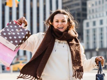 mujer feliz con compras