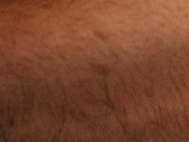 Mujer depilándose en casa