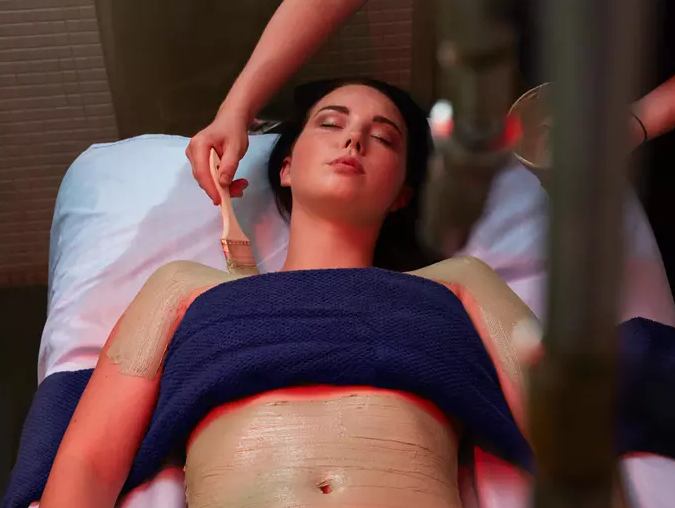 mujer acostada en un spa