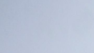 mujer estudiante en salón de clases