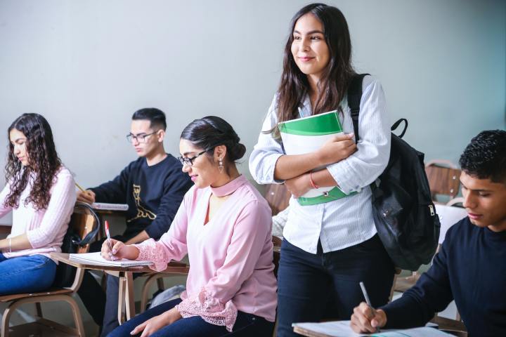 mujer estudiante en salón de clases