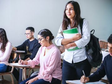 mujer estudiante en salón de clases