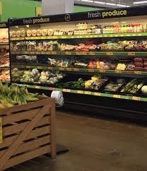 sección de frutas y verduras supermercado