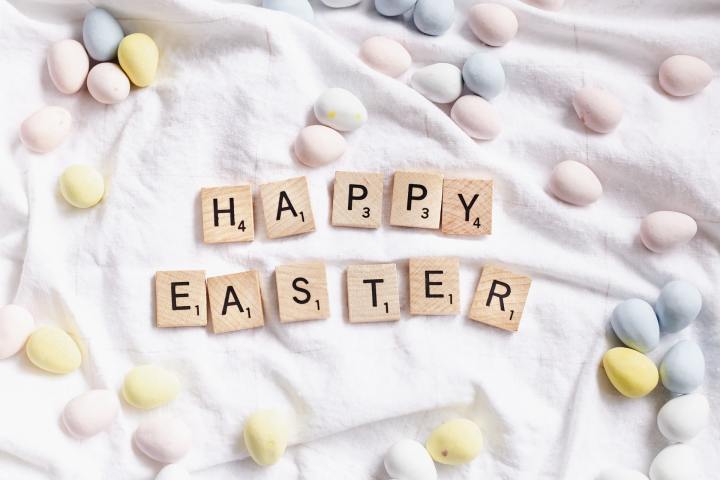 happy easter en letras de scrabble