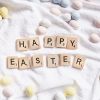 happy easter en letras de scrabble