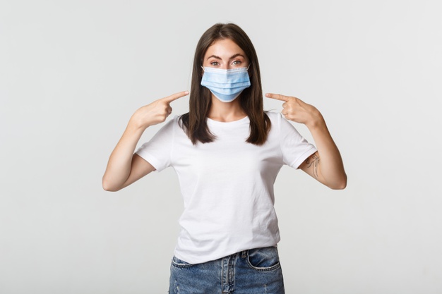 mujer con mascarilla quirúrgica